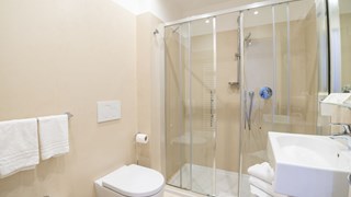 Hotel comolake como bathroom