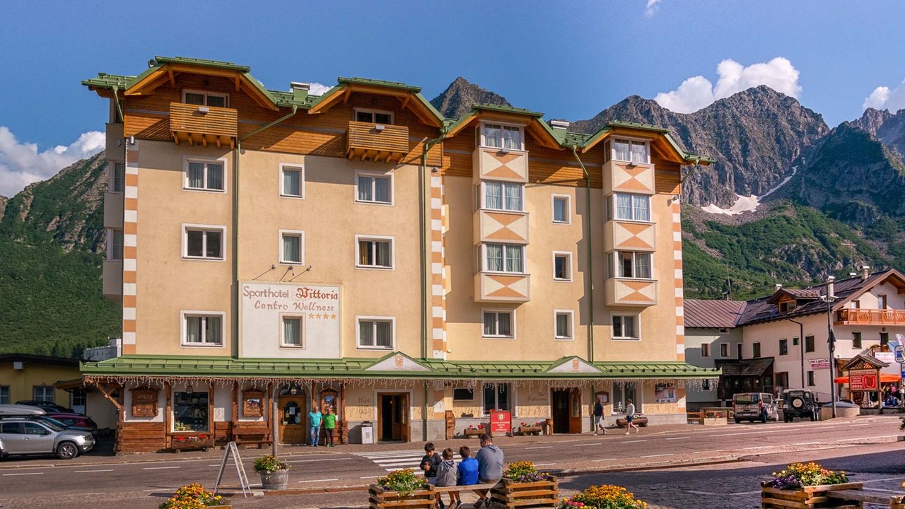 Sport Hotel Vittoria passo tonale exterior
