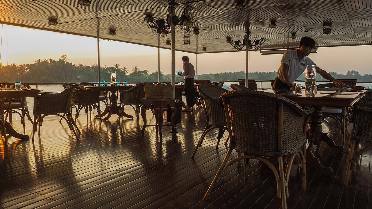 Ganges cruise deck1