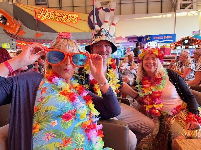Calypso Party with large sunglasses