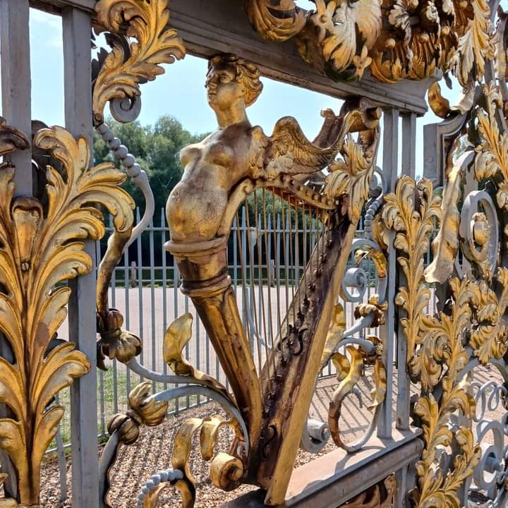 Linda Richmond to Hampton Court Palace Gardens 5