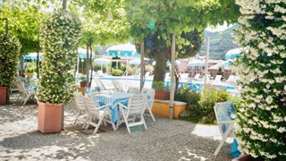 Lake Gardahotel garden outside dinning