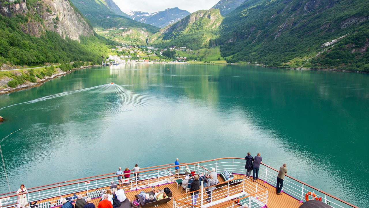 Ambassador Cruise Ambience leaving fjord1