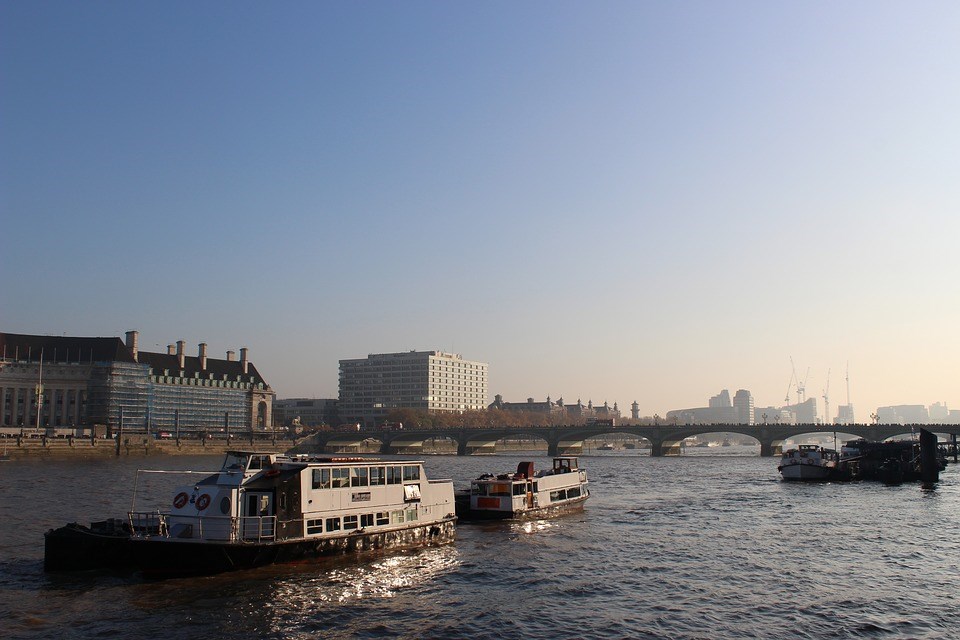 london thames boat bridge