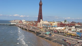 Blackpool_tower_from_central_pier_ferris_wheel_