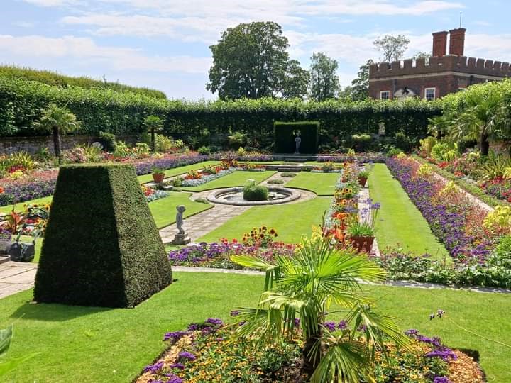 Linda Richmond to Hampton Court Palace Gardens 1